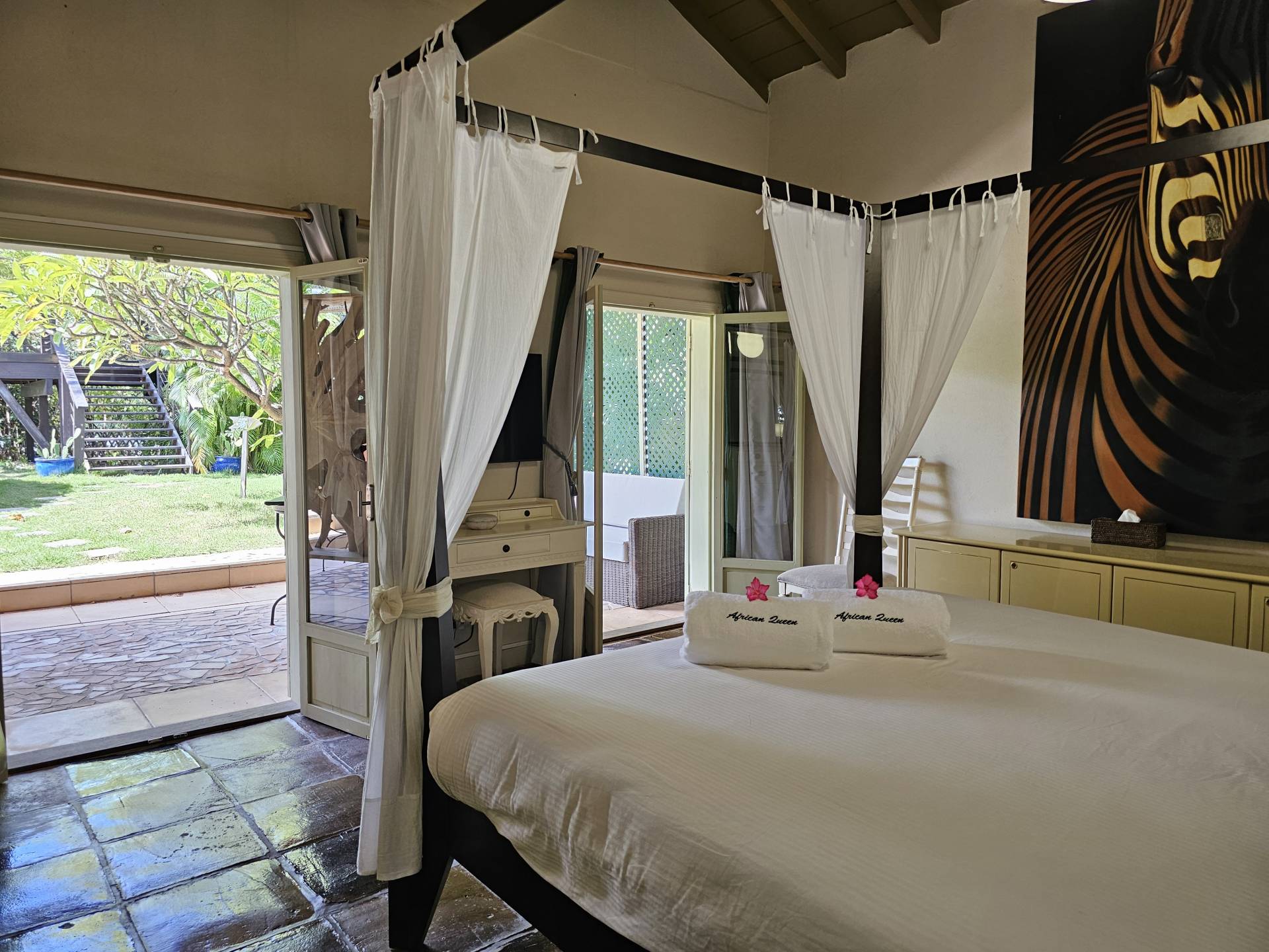 Villa African Queen Bedroom 2